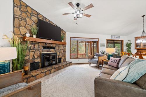 Kimberling City House | Enchanted Woods Hideaway
