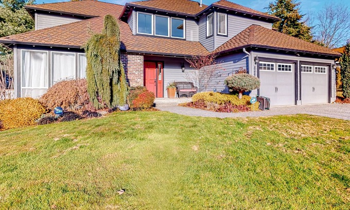 Federal Way House | Enchanting home with enclosed yard, grill, balcony, & washer/dryer