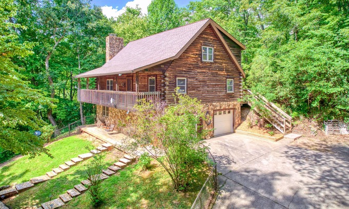 Sylva Cabin | Enchanting mountainside cabin with firepit, enclosed yard, & washer/dryer