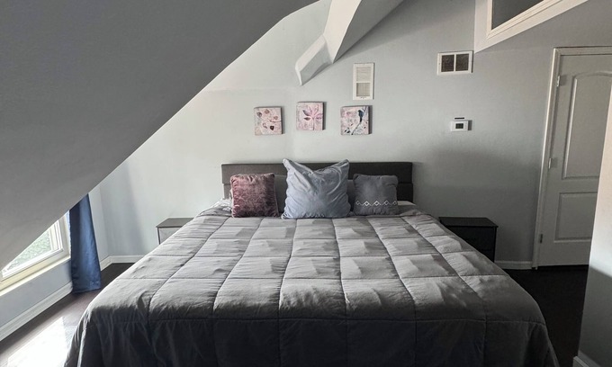 Detroit House | Enchanting Private Room in shared 5-bedroom house with WiFi and AC in Detroit