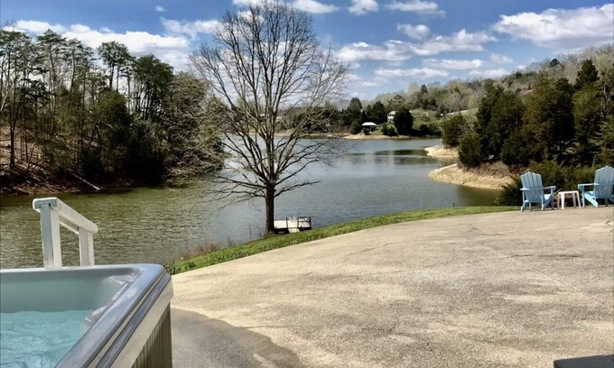 Dandridge Cottage | Endless Summer - Lakefront, 3 BD 2 BATH Gentle Slope DOCK, WIFII