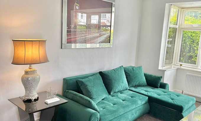 Southbury House | Enfield's Hidden Gem with WIFI + Parking + Garden