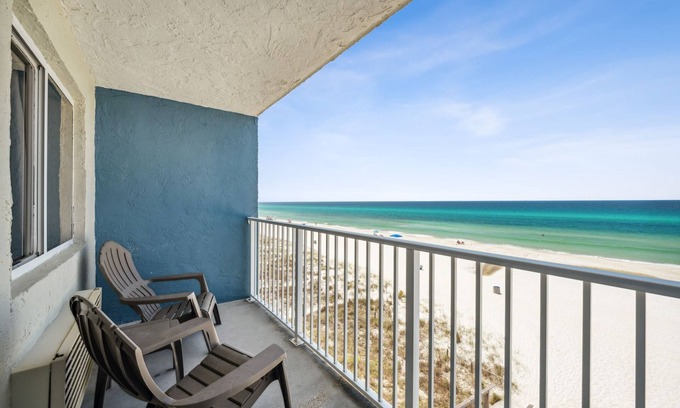 Fort Bay House | Enjoy a Hassle-free Stay! Direct Access To Beach, Outdoor Pool, Free Parking