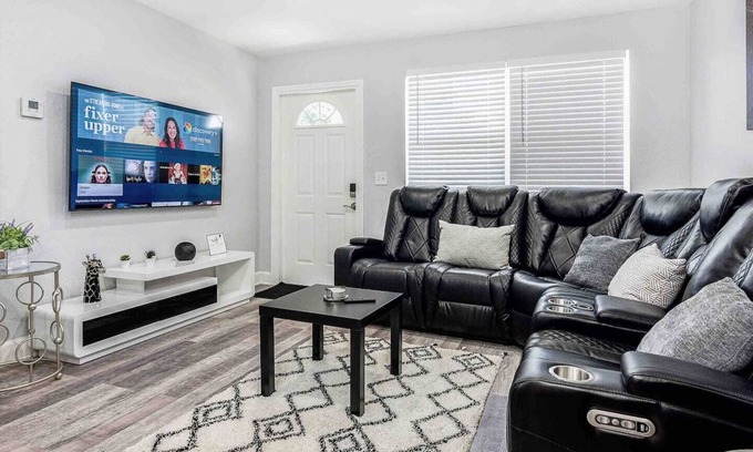 Fort Lauderdale House | Enjoy a luxurious experience at this remodeled luxury home