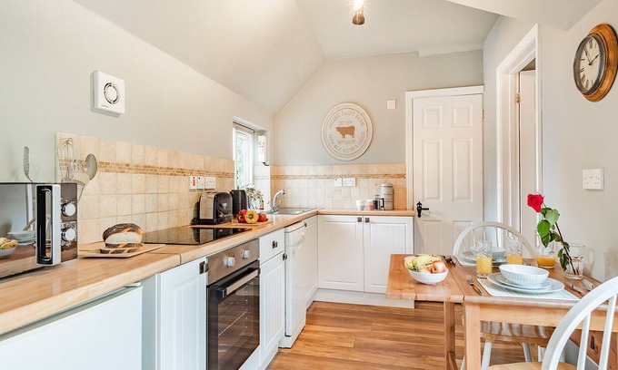 Melton Constable Cottage | Enjoy a romantic retreat which overlooks landscaped gardens.