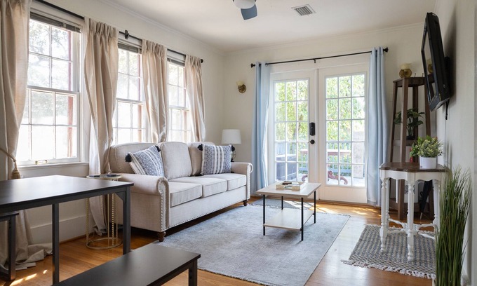 Oak Point Cottage | Enjoy a stylish experience at this centrally-located guest house DOWNTOWN!