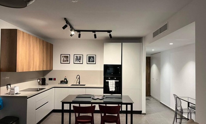 Qawra Apartment | Enjoy a wonderful experience at this centrally-located place