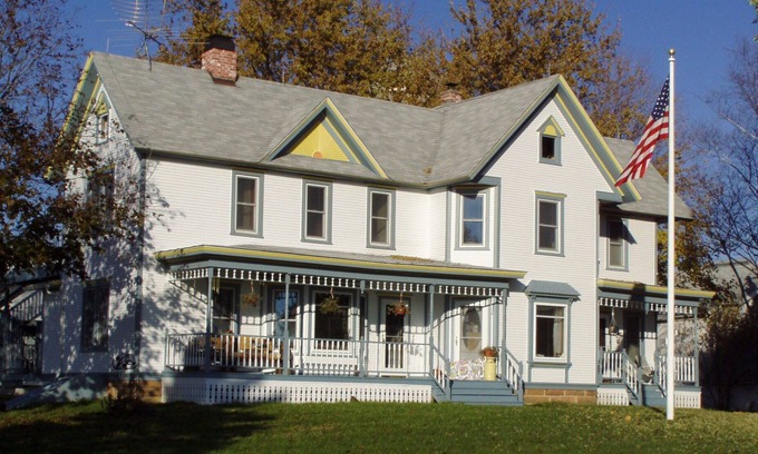 Reedsburg House | Enjoy an Historic Country Farmhouse just 30 minutes from Wisconsin Dells!