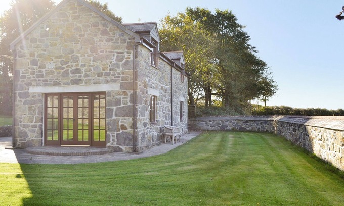 Helston Cottage | Enjoy dining al fresco on the patio while the children play.