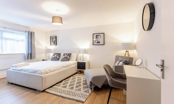 Chadwell Apartment | Enjoy In This Comfortable 1Bed Apartment with Fully Equipped Kitchen in Chadwell