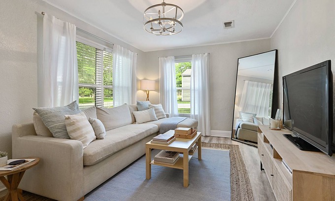 Bryan House | Enjoy our cozy cottage just minutes from A&M Campus