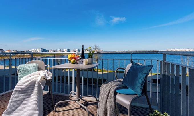 Olpenitz Apartment | Enjoy - parking space, balcony, washing machine, 1st row on the water, harbor view