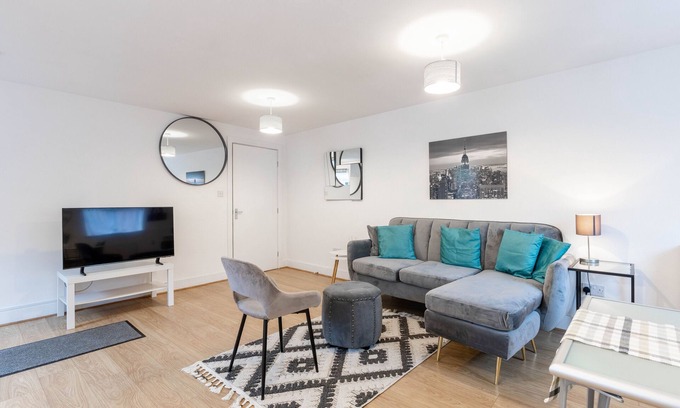Chadwell Apartment | Enjoy Summer Holiday @ Fully Equipped 1BR Apt