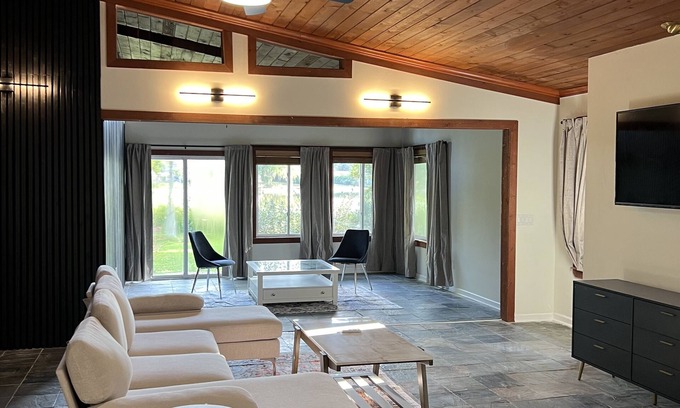 Conway House | Enjoy summer time, avocado smoothies on lake view downtown Orlando, Florida