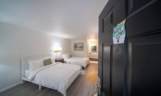 Eureka Springs Resort | Enjoy the charm of Queen Suite Number 4 at GloryDayz!