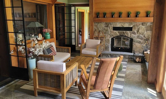 New Berlin Villa | Enjoy The hidden Gem Villa! New York's Vibrant & Colorful spring season Awaits!