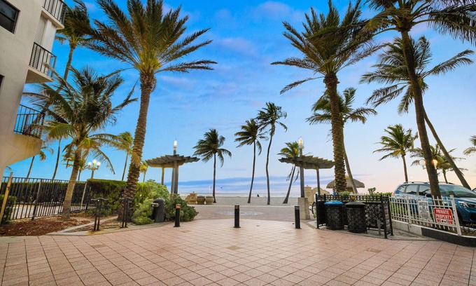 Hollywood Resort | Enjoy the Sunsets 1BR APT / with direct ocean view
