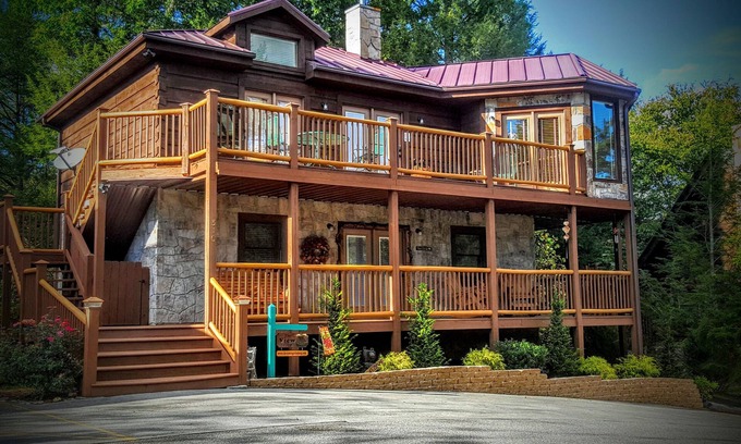 Gatlinburg Cabin | ENJOY "THE VIEW" 5 ⭐️STAR ELEGANT, PET FRIENDLY, 3 KING BEDS & GORGEOUS SCENERY