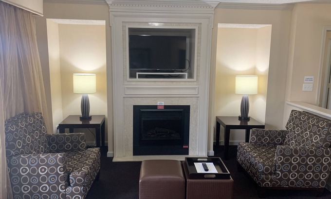 Berkeley Condo | Enjoy Williamsburg from your modern 4BR/4BA at Greensprings Resort. Great value.