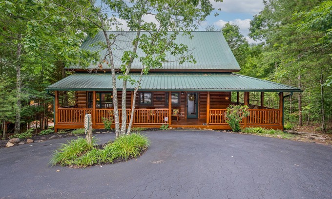 Gatlinburg - Pigeon Forge Cabin | Enjoy Winterfest at a 5 Star Cabin!