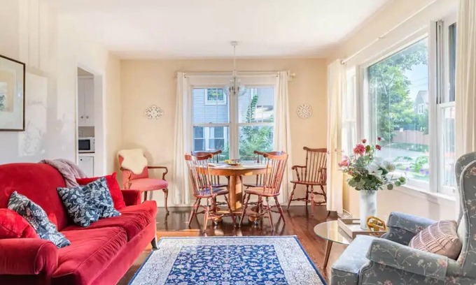 West Chicago House | Enjoy your stay at the Train Conductor’s Cottage!