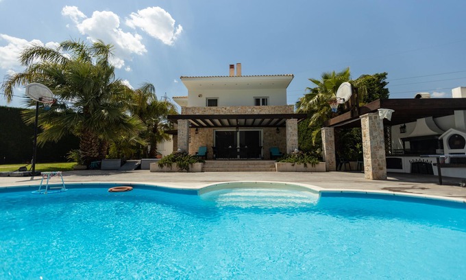 Agii Theodori Villa | Enjoy your vacation at a luxurious stone villa with garden & swimming pool!