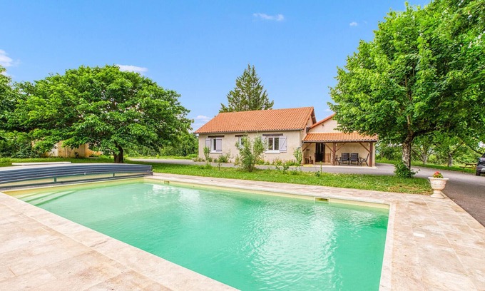 Souillac House | Enjoy your vacation in the beautiful nature of Souillac and this authentic cottage with swimming poo