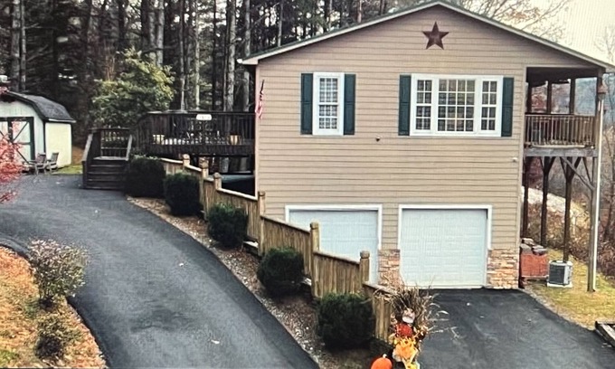 Fleetwood House | EnjoyThis Home in the Mountains ,5 min walk to the River ,Boone ,West Jefferso