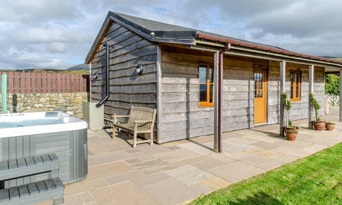 Talybont Ski Chalet | Enlli Lodge in the beautiful Barmouth