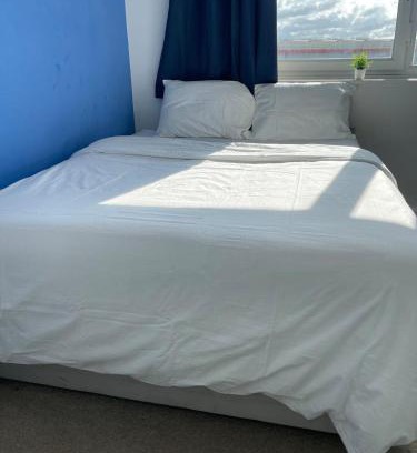 Wolverhampton Apartment | Ensuit room in a two bedroom apartment near Train station