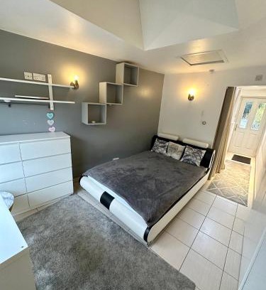 Woodford Bridge Apartment | EnSuite Double Room With Own Entrance London - IG8 - Free on street parking