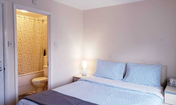 Southall Broadway House | Ensuite Room Near Beautiful River