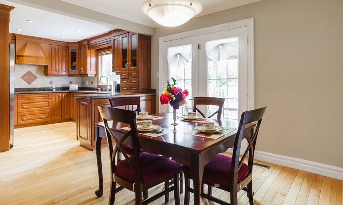 East Credit House | Entertain & Make Memories 4 Bed, 3 bath, backyard!