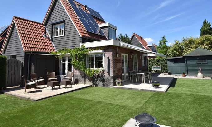 Oude-Tonge House | Enticing Holiday Home in Oude with Garden
