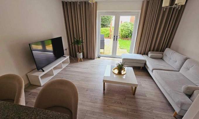 Plymouth Apartment | Entire 2 Bedroom House Modern Stylish Luxury