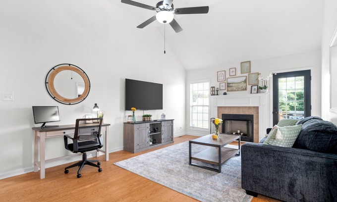 Clarksville House | Entire 3 bed 2 bath Home Newly Renovated Large Yard for Pets Near Ft Campbell