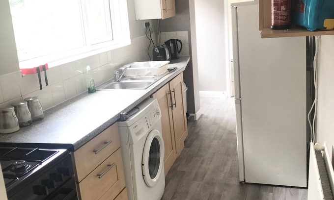 Walsall House | Entire 4 Bed House, 5 Mins from Walsall Town - Family Friendly.