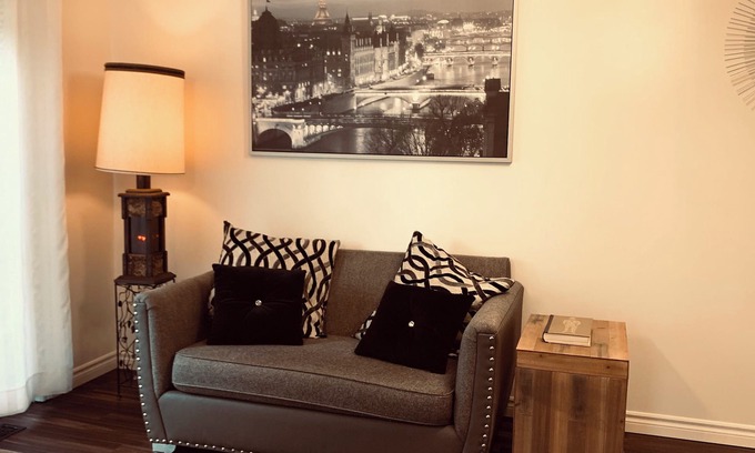 Stratford House | Entire 4-BR 3-BA House! Modern n' Stylish, on Elizabeth St, 1 block from River