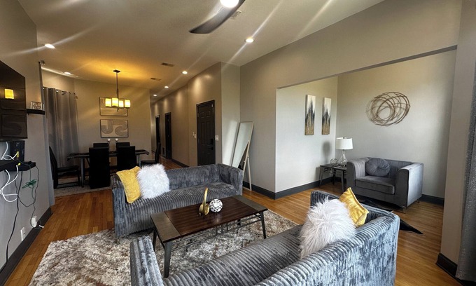 Washington Park Apartment | Entire Apartment in Chicago