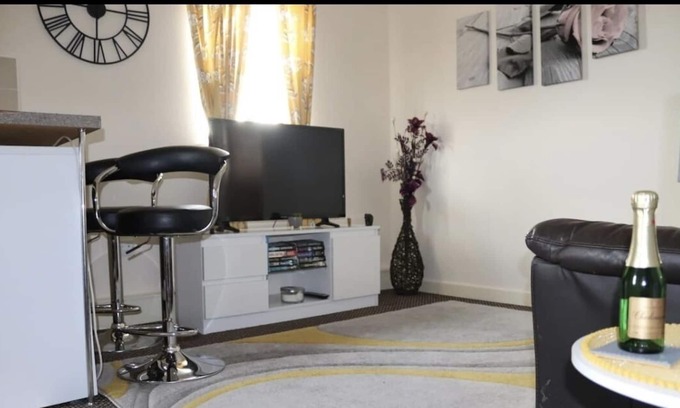 Swindon Apartment | Entire apartment old town Godwin court