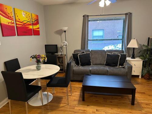 Lakeview Apartment | Entire Apt in Heart of Chicago