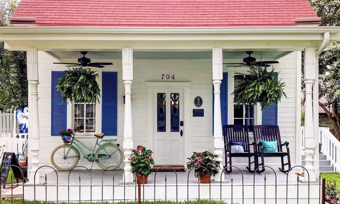 Round Rock Original Plat Cottage | Entire Cottage in Historic Downtown Round Rock