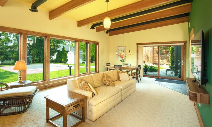 Wheaton House | Entire Home 1Br 1.5 Bath Ranch, King Bed, Dedicated Workspace