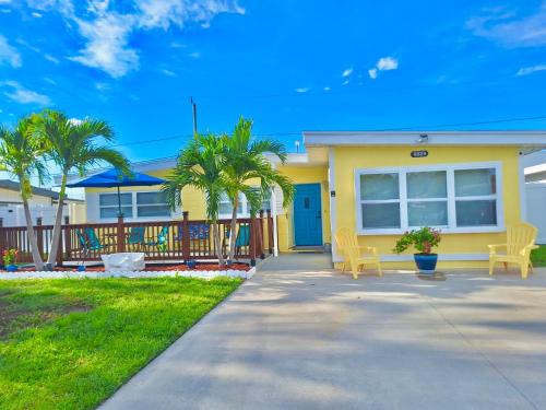 Kenneth City House | Entire Home 3BR 1BA Sleeps 6 St Pete, FL Spacious Private Backyard
