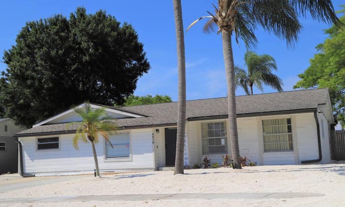 Bradenton House | Entire Home-Bradenton 3/2 indoor pool near beaches