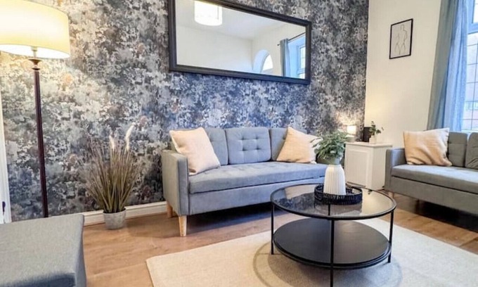 Ashton-under-Lyne Apartment | Entire Home | WiFi | Free Parking | Great Location