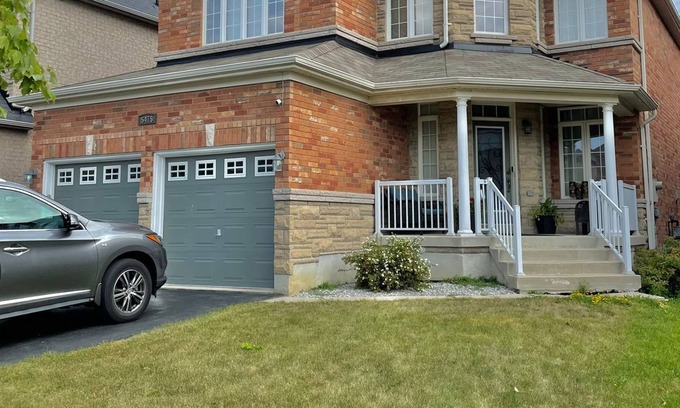 Churchill Meadows House | Entire home in Churchil Meadows