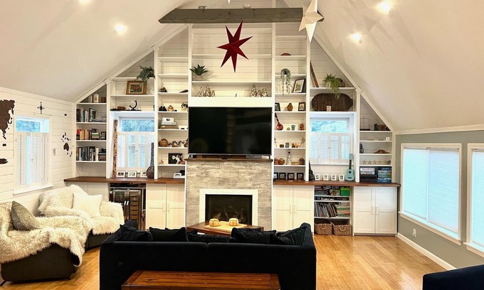 Middletown House | Entire Home w/Backyard & Hot Tub, Close to Beaches