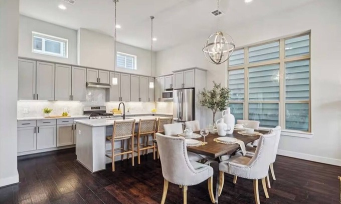 Woodland Heights House | Entire Home w/high ceilings