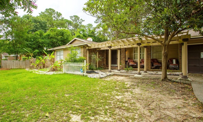 Valdosta House | Entire house, indoor pool, pool table, hot tub, gym , ping pong, grills